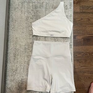 LUXEFORM Bike Shorts & One Shoulder Bra - Blanc